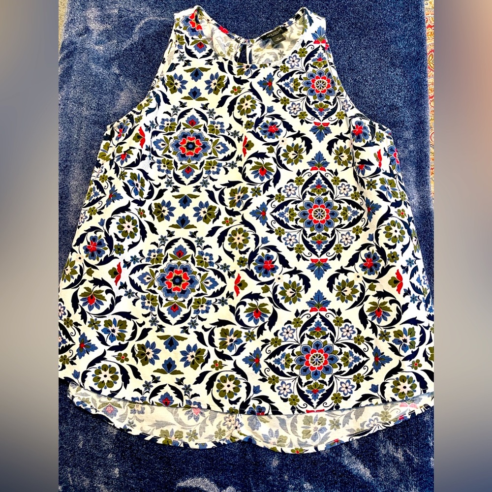 Beautiful sleeveless swing top.